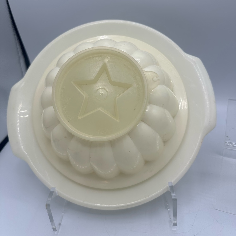 VTG Tupperware  Jello Mold Retro opaque white with lid Star And Tree insert
